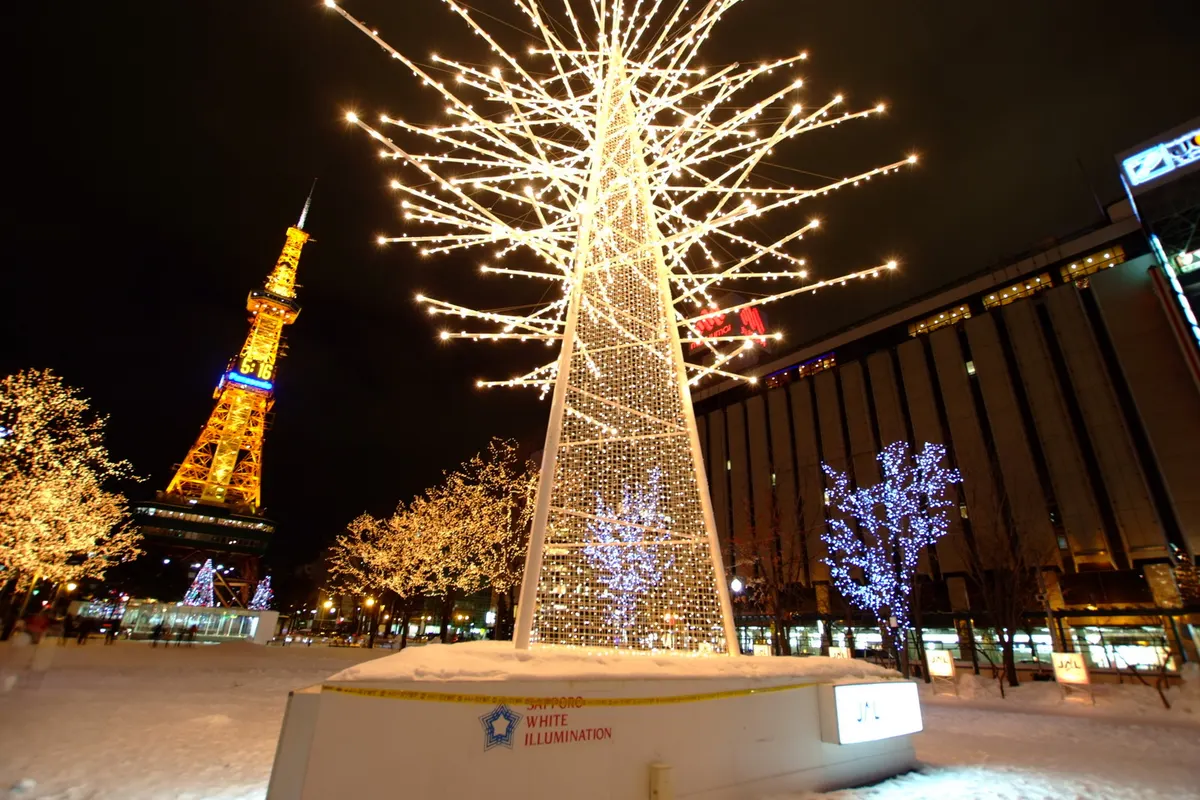 さっぽろホワイトイルミネーション、雪の大通公園とテレビ塔