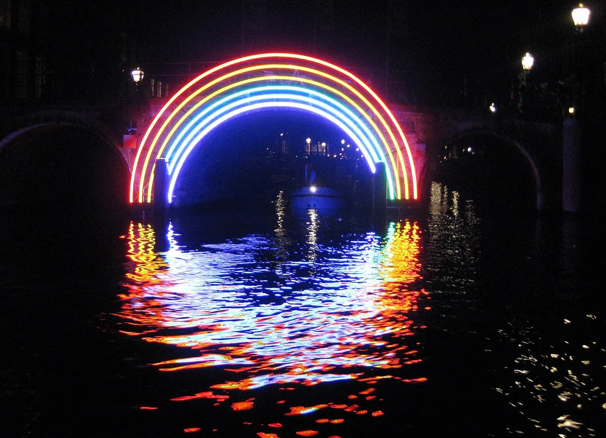 Regenboogbrug, lichtkunstwerk op het Amsterdam Light Festival boven de gracht