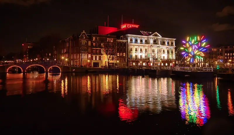 Lichtkunstwerk bij Carré aan de Amstel tijdens het Amsterdam Light Festival