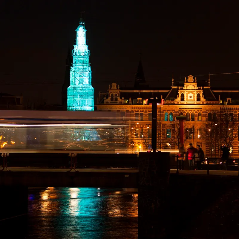 Verlichte toren en gebouwen tijdens het Amsterdam Light Festival