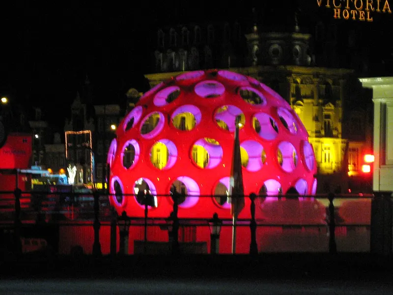 Rode lichtbol Fly's Eye Dome op het Amsterdam Light Festival
