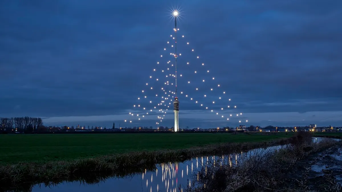 Gerbrandytoren in IJsselstein als verlichte kerstboom in de schemering