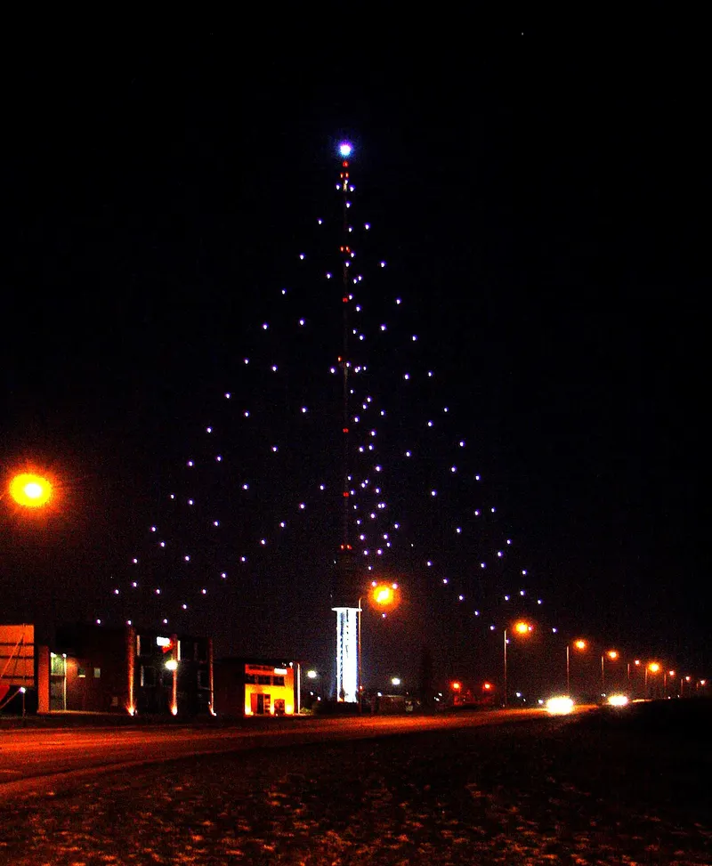 Gerbrandytoren met kerstverlichting bij nacht