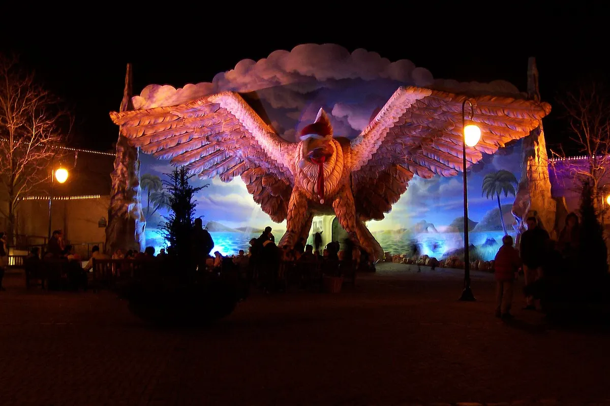 Verlichte Vogel Rok in de avond tijdens Winter Efteling