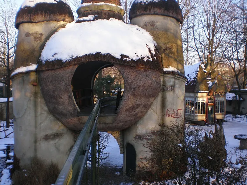 Besneeuwd Lavelhuys in de Efteling in de winter