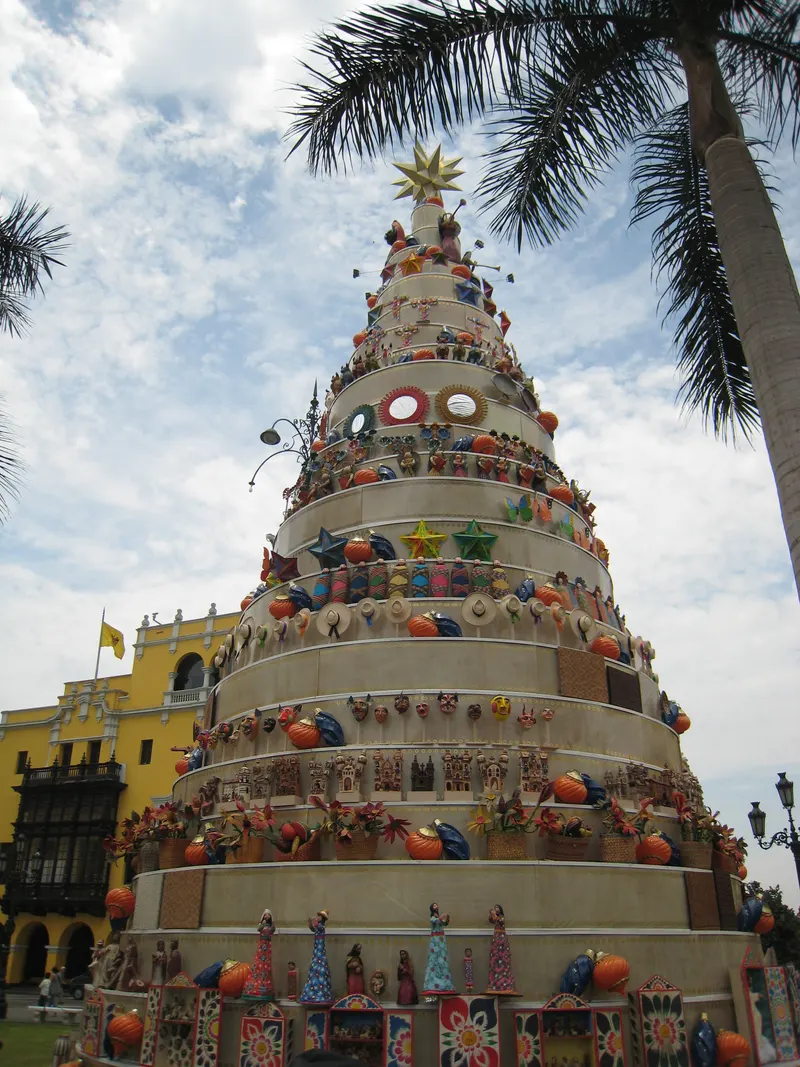 Árbol de Navidad decorado con adornos artesanales en la Plaza Mayor de Lima