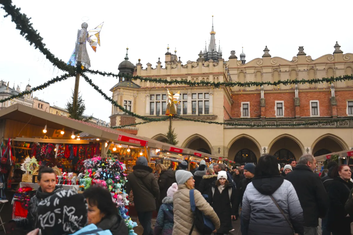 Girlandy i ozdoby świąteczne przed Sukiennicami na Rynku Głównym w Krakowie