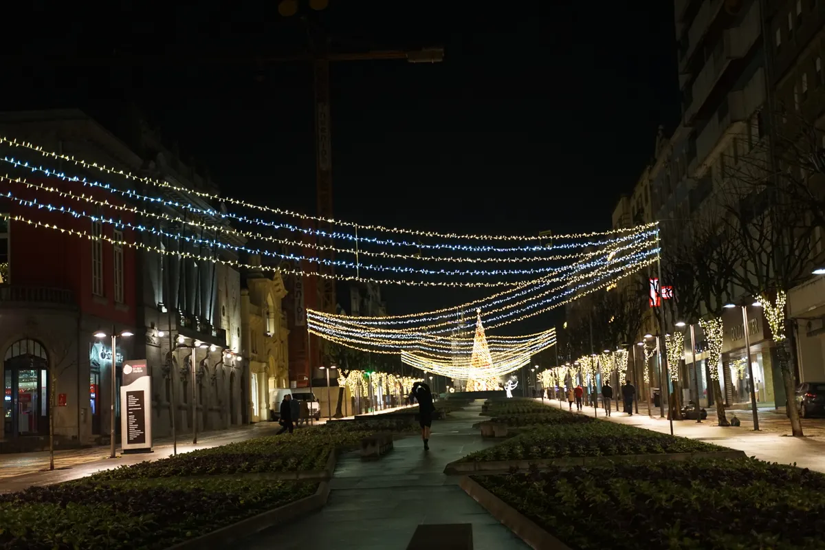 Luzes de Natal sobre a Avenida Central de Braga à noite