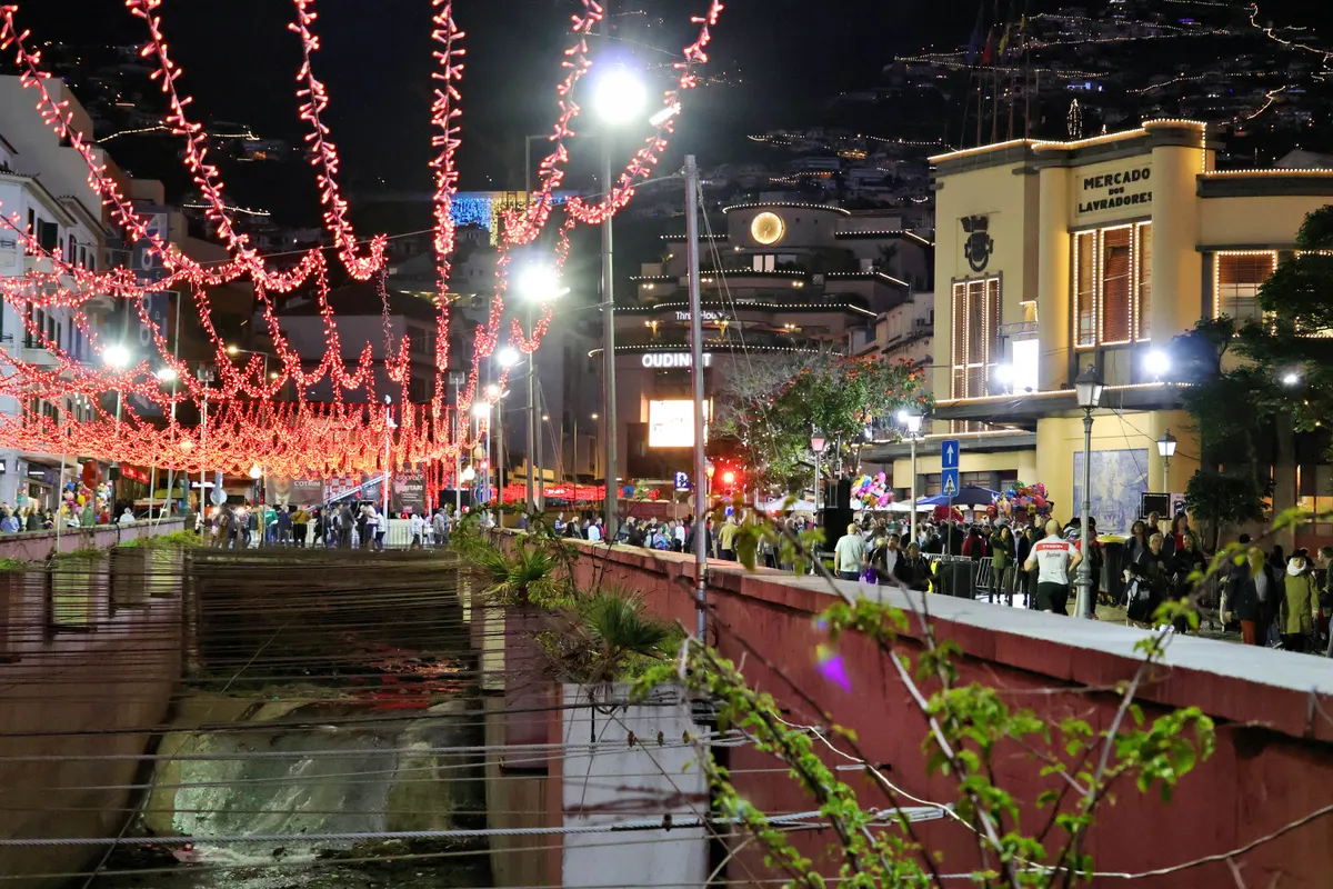 Iluminação de Natal vermelha sobre a ribeira junto ao Mercado dos Lavradores, no Funchal