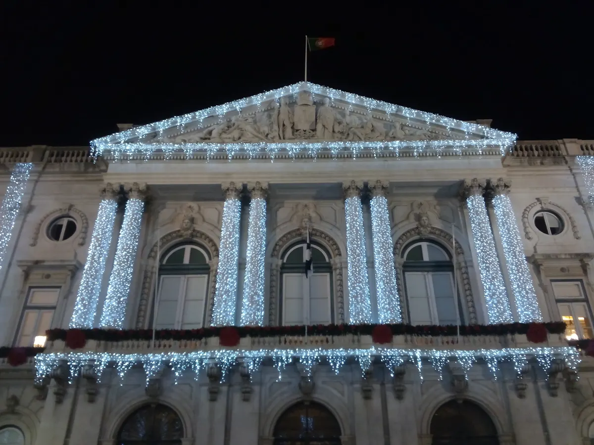 Luzes de Natal na fachada dos Paços do Concelho de Lisboa, na Praça do Município