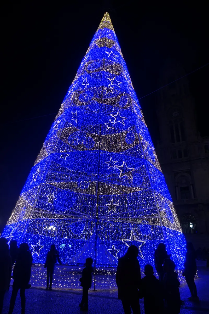 Árvore de Natal azul com estrelas na Avenida dos Aliados, à noite