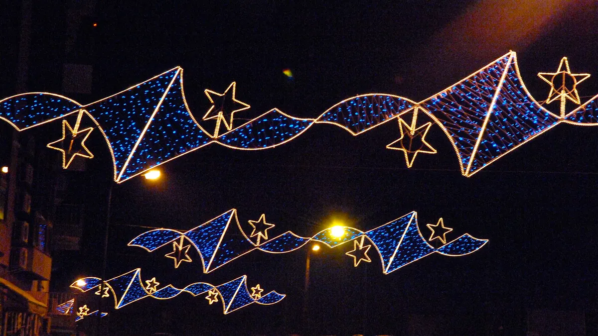 Iluminação de Natal em arco sobre uma rua de Viseu, à noite
