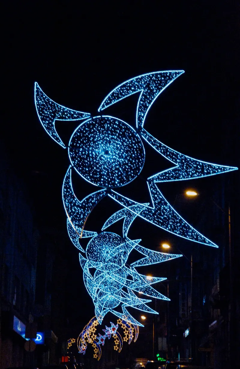 Decoração luminosa de Natal numa rua de Viseu