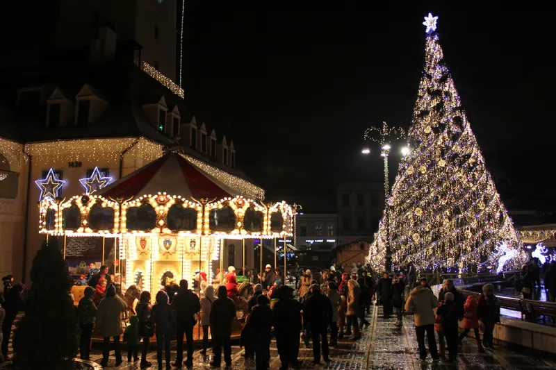 Bradul luminat și caruselul din Piața Sfatului, Brașov, noaptea