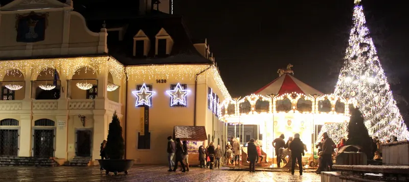 Stele luminoase pe clădirile din Piața Sfatului, Brașov, de sărbători