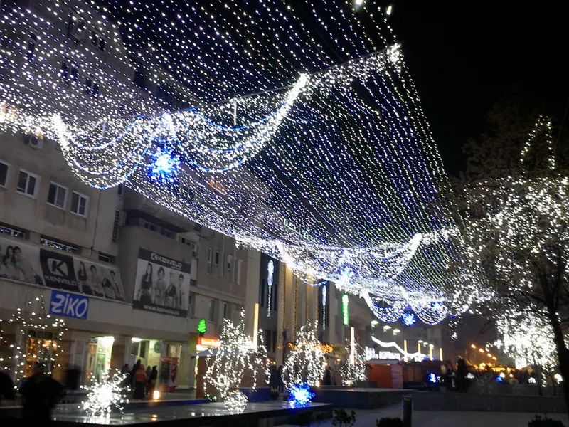 Luminițe albe deasupra bulevardului pietonal din Craiova