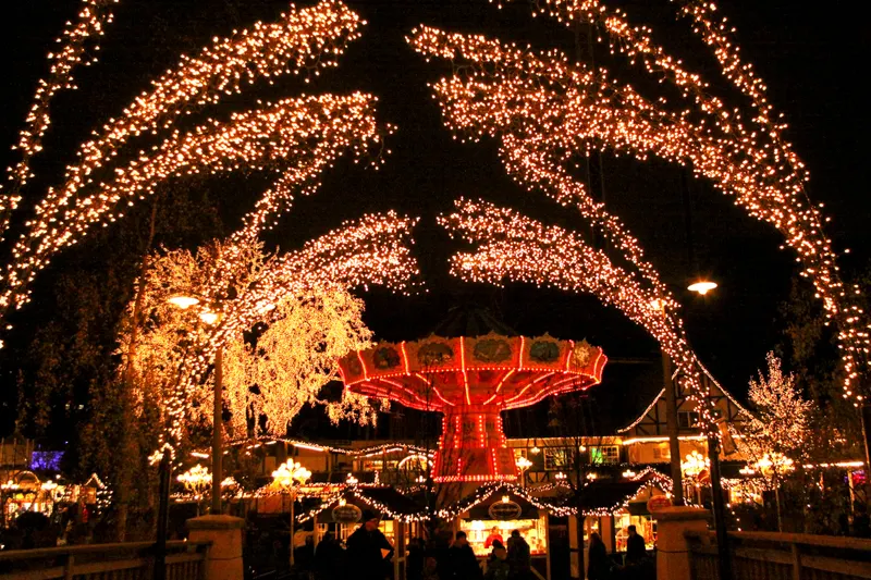 Ljusbågar och karusell på Jul på Liseberg