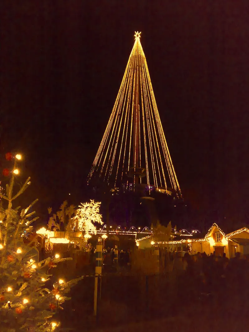Lisebergstornet som julgran sett från julmarknaden