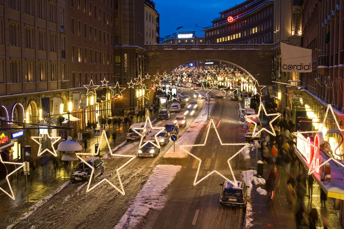 Kungsgatan i Stockholm med stjärnor och julbelysning över gatan