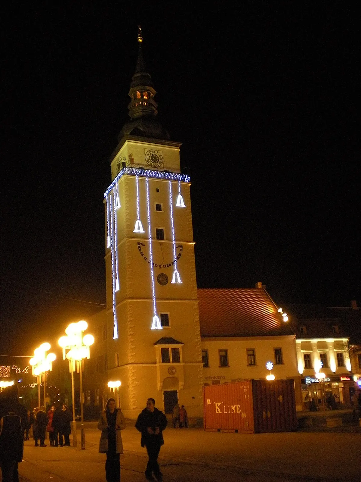 Mestská veža v Trnave s vianočným svetelným osvetlením