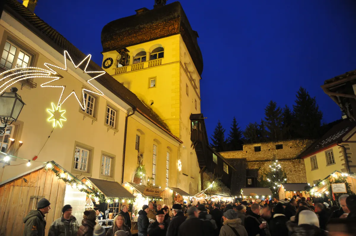 Weihnachtsmarkt in der Bregenzer Oberstadt mit Martinsturm und Sternen beleuchtet