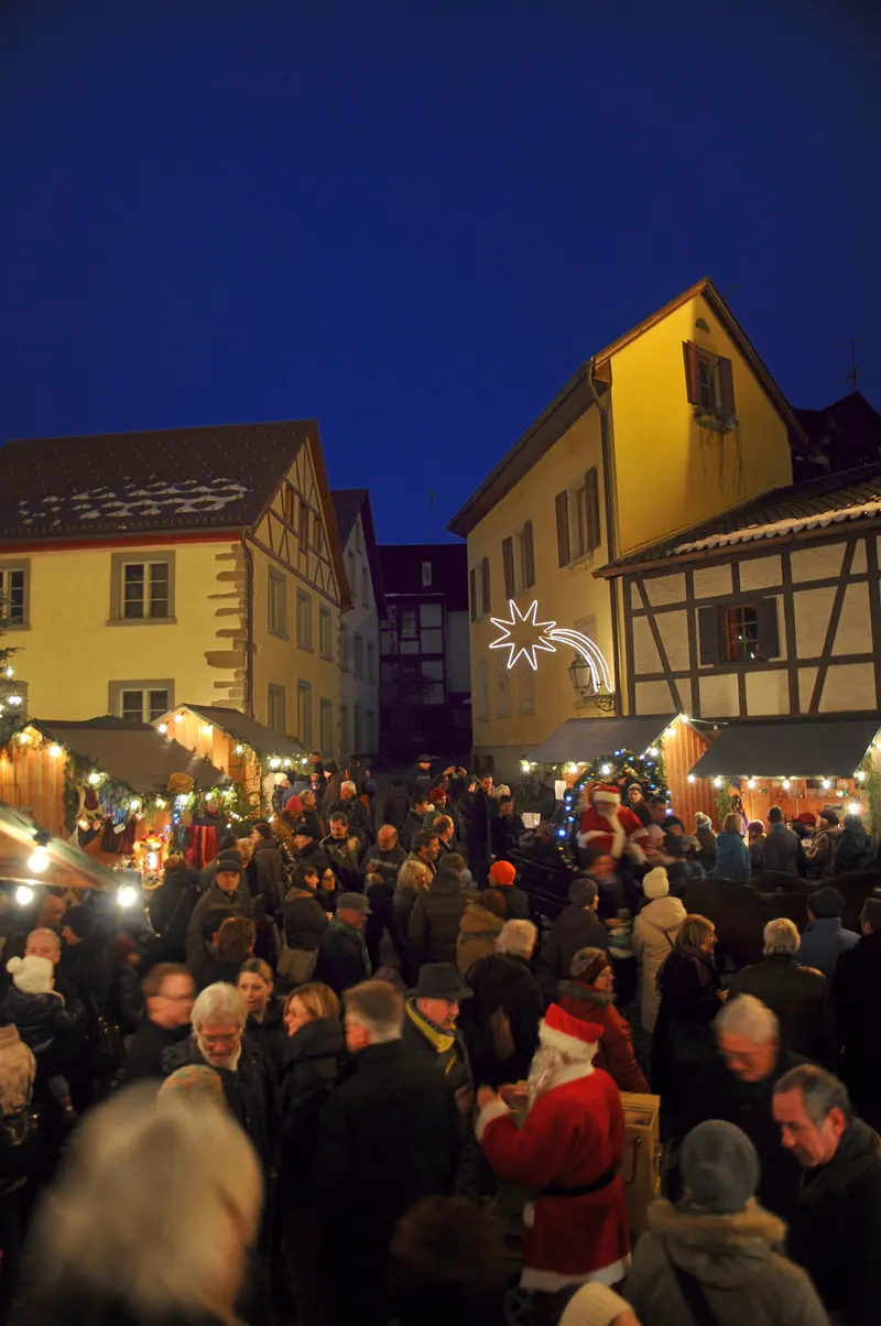 Gedränge zwischen Fachwerkhäusern und Hütten auf dem Bregenzer Weihnachtsmarkt