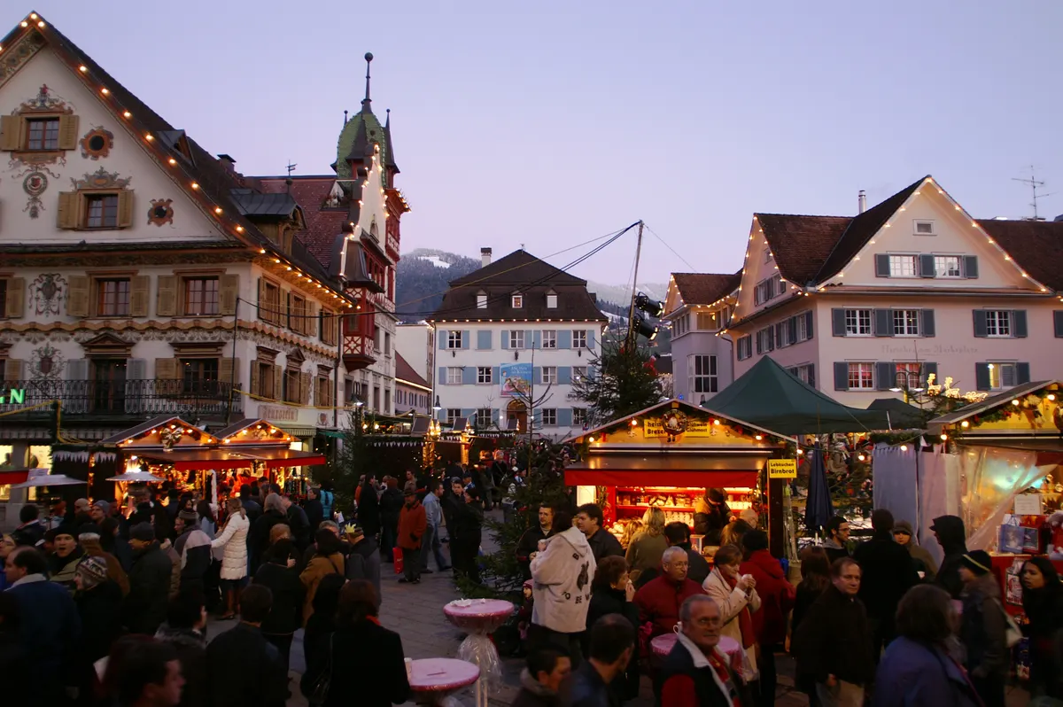 Christkindlemarkt auf dem Marktplatz von Dornbirn in der Abenddämmerung