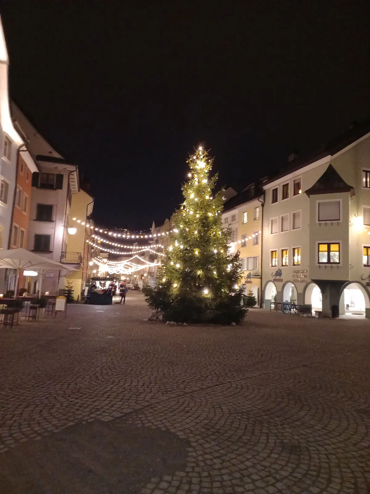 Beleuchteter Christbaum auf dem Marktplatz von Feldkirch in der Weihnachtszeit