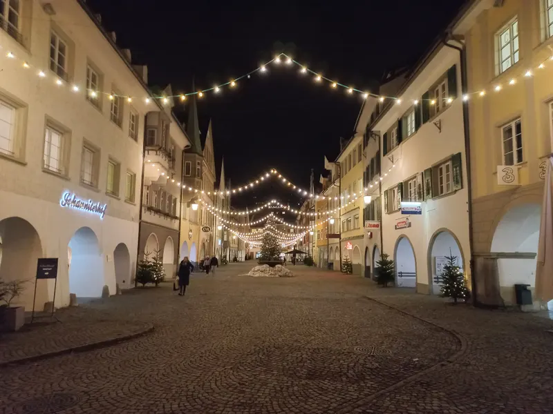 Lichterbögen über der Feldkircher Marktgasse am Abend