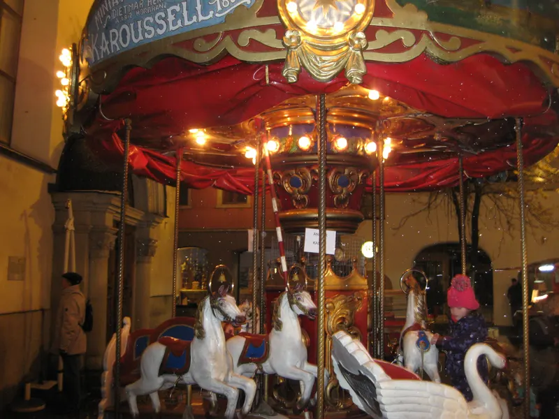 Nostalgisches Karussell auf dem Weihnachtsmarkt in Feldkirch