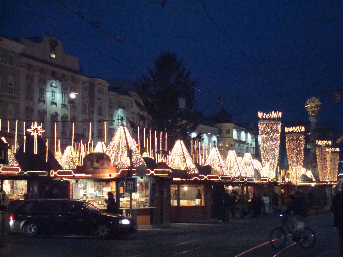 Beleuchtete Marktstände des Linzer Christkindlmarkts am Hauptplatz am Abend