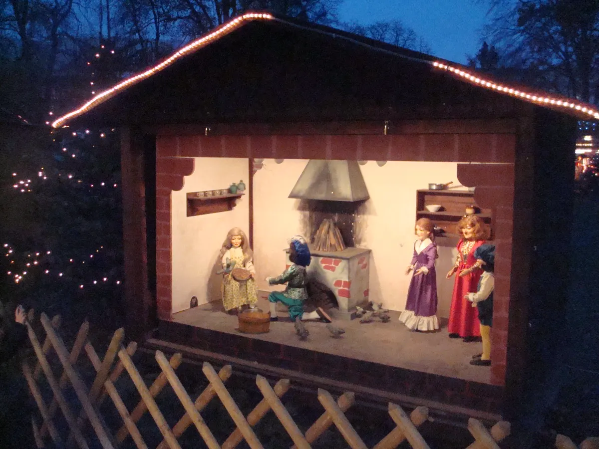 Märchenhütte mit Aschenputtel-Szene im Volksgarten beim Linzer Weihnachtsmarkt