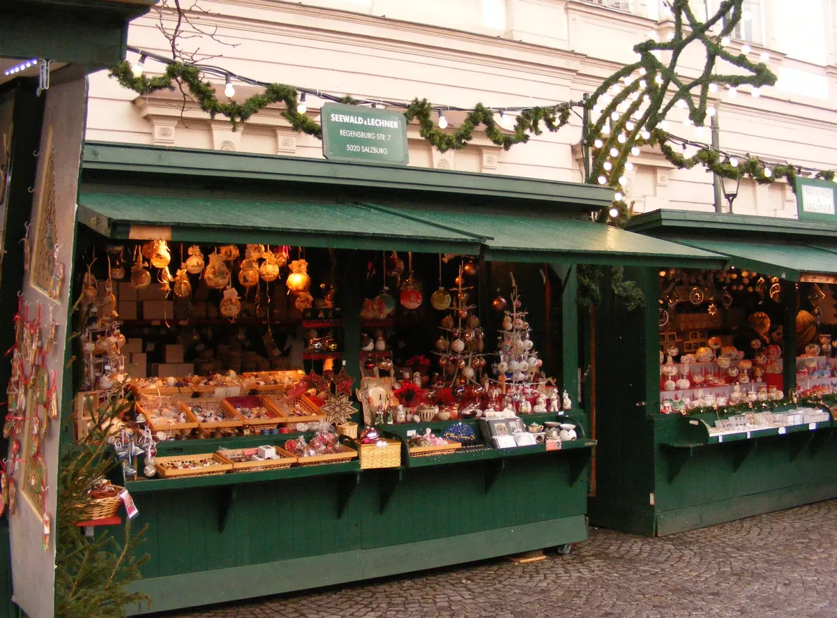 Marktstand am Weihnachtsmarkt am Mirabellplatz in Salzburg