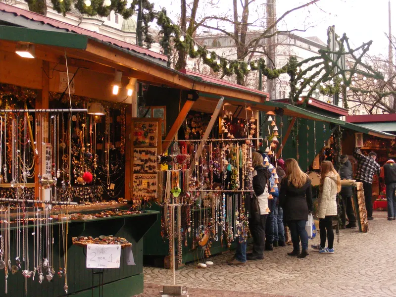Stände am Weihnachtsmarkt am Mirabellplatz in Salzburg
