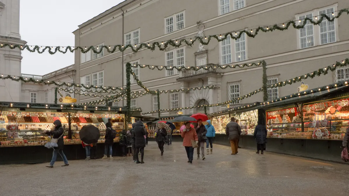 Marktstände mit Tannengirlanden am Domplatz beim Salzburger Christkindlmarkt