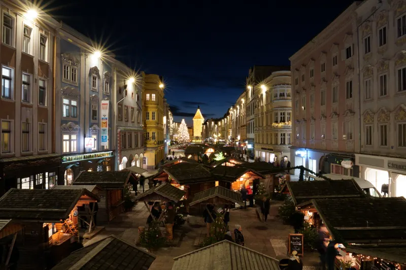 Welser Weihnachtswelt am Stadtplatz bei Nacht