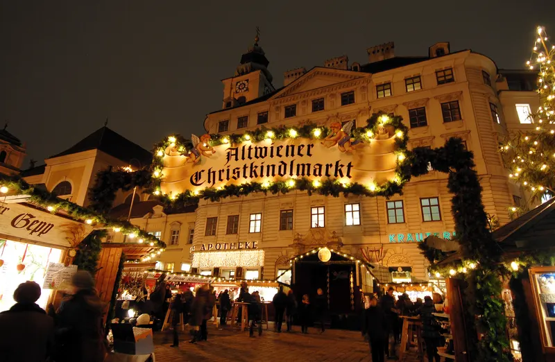 Beleuchteter Altwiener Christkindlmarkt auf der Freyung am Abend