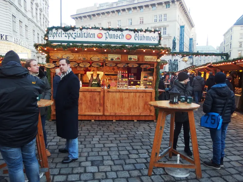 Punsch- und Apfelspezialitäten-Stand auf dem Altwiener Christkindlmarkt