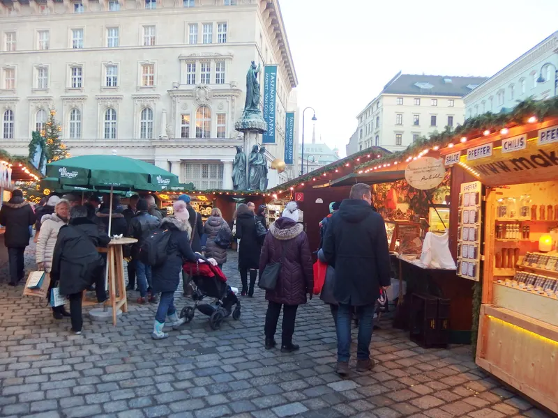 Marktstände und Besucher auf dem Altwiener Christkindlmarkt auf der Freyung