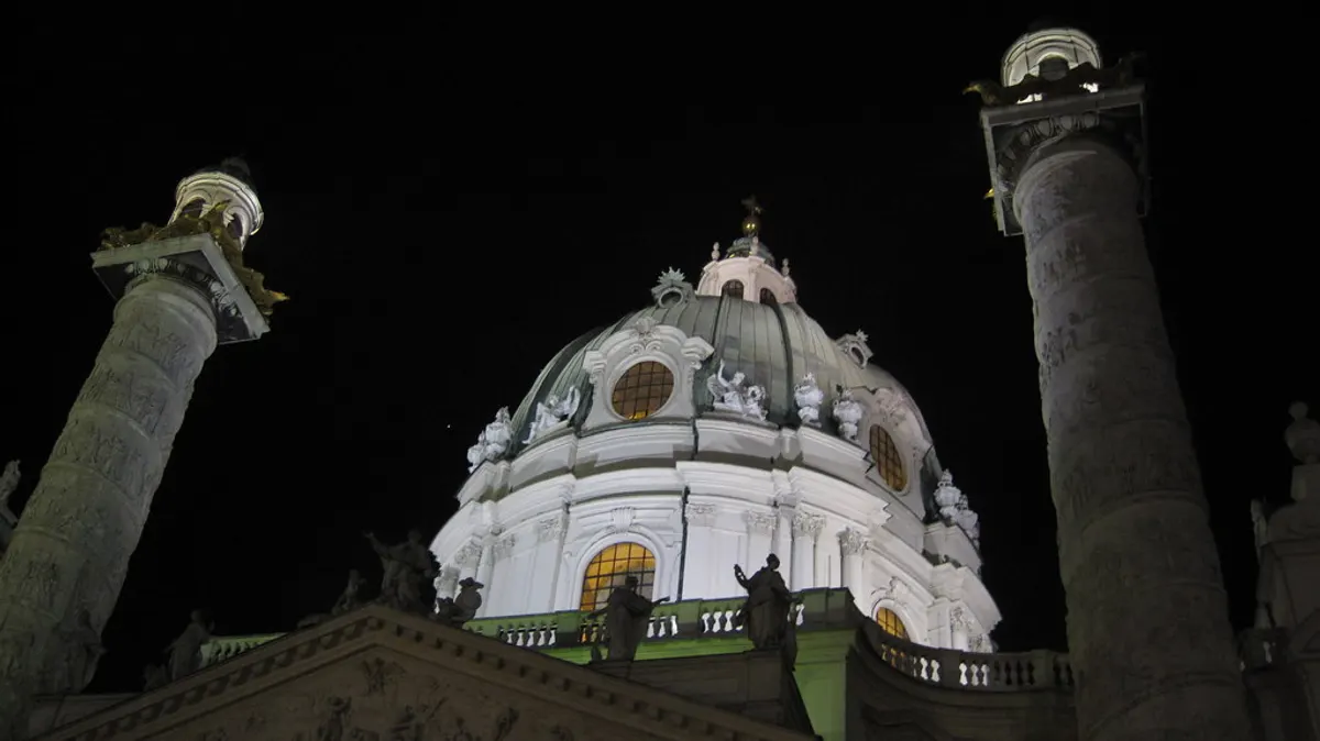 Karlskirche bei Nacht neben dem Weihnachtsmarkt am Karlsplatz in Wien