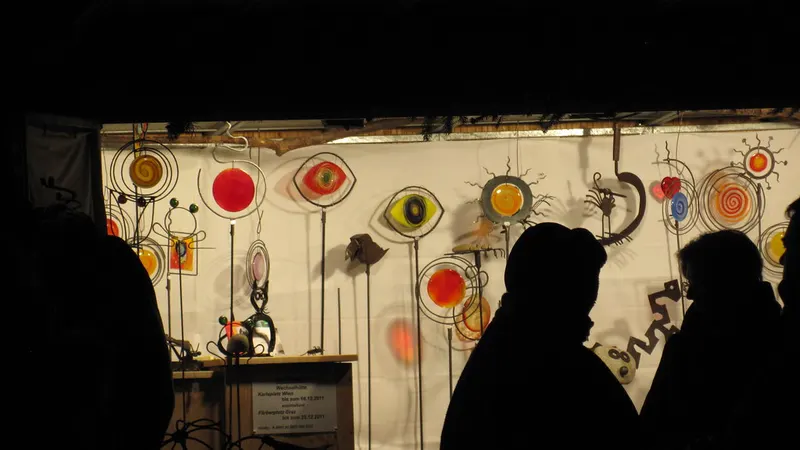 Kunsthandwerk-Stand beim Weihnachtsmarkt an der Karlskirche in Wien