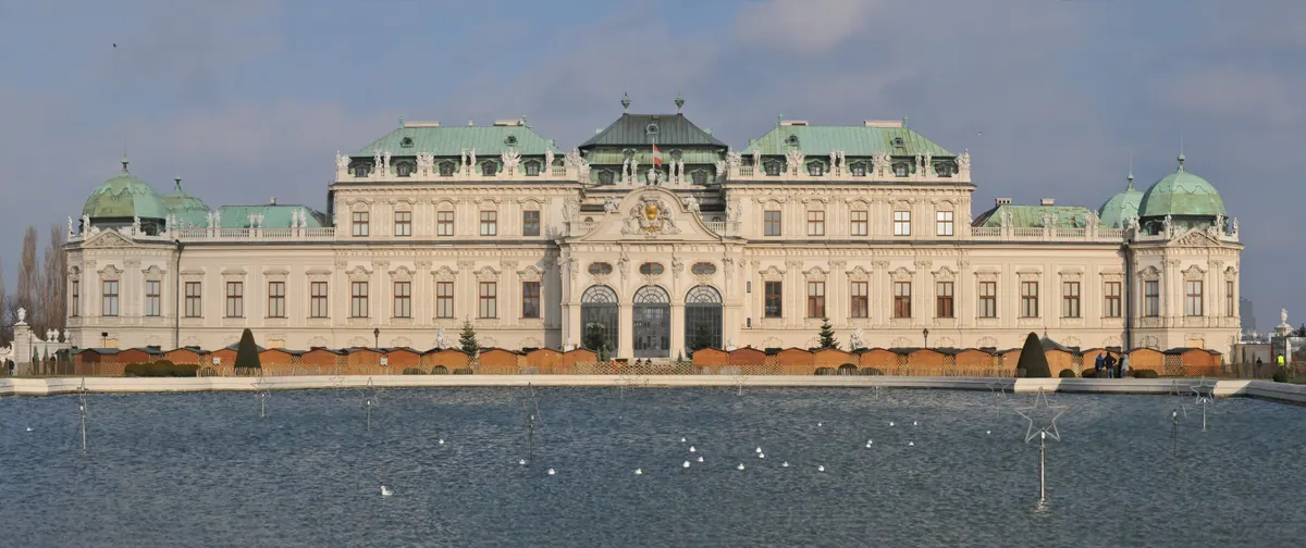 Oberes Belvedere in Wien mit dem Weihnachtsmarkt davor (Panorama)