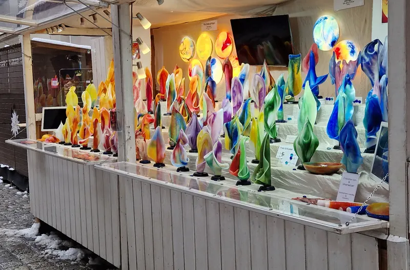 Stände und Besucher beim Weihnachtsmarkt am Spittelberg in Wien (2023)