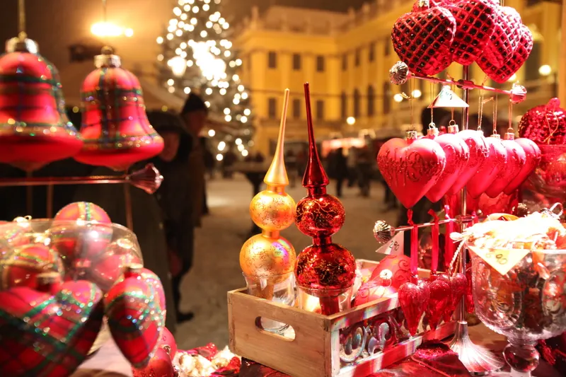 Roter Christbaumschmuck an einem Stand des Weihnachtsmarkts vor Schloss Schönbrunn