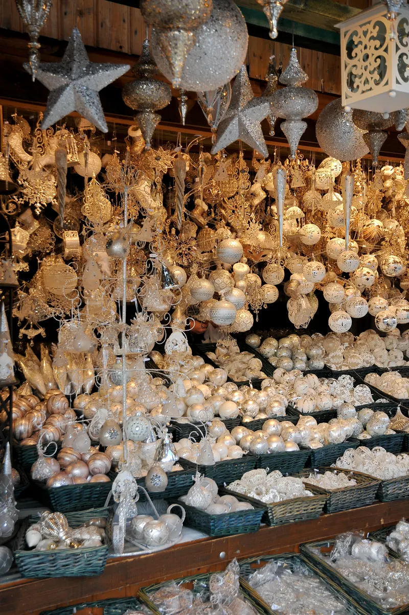 Goldener und silberner Christbaumschmuck an einem Stand am Rathausplatz