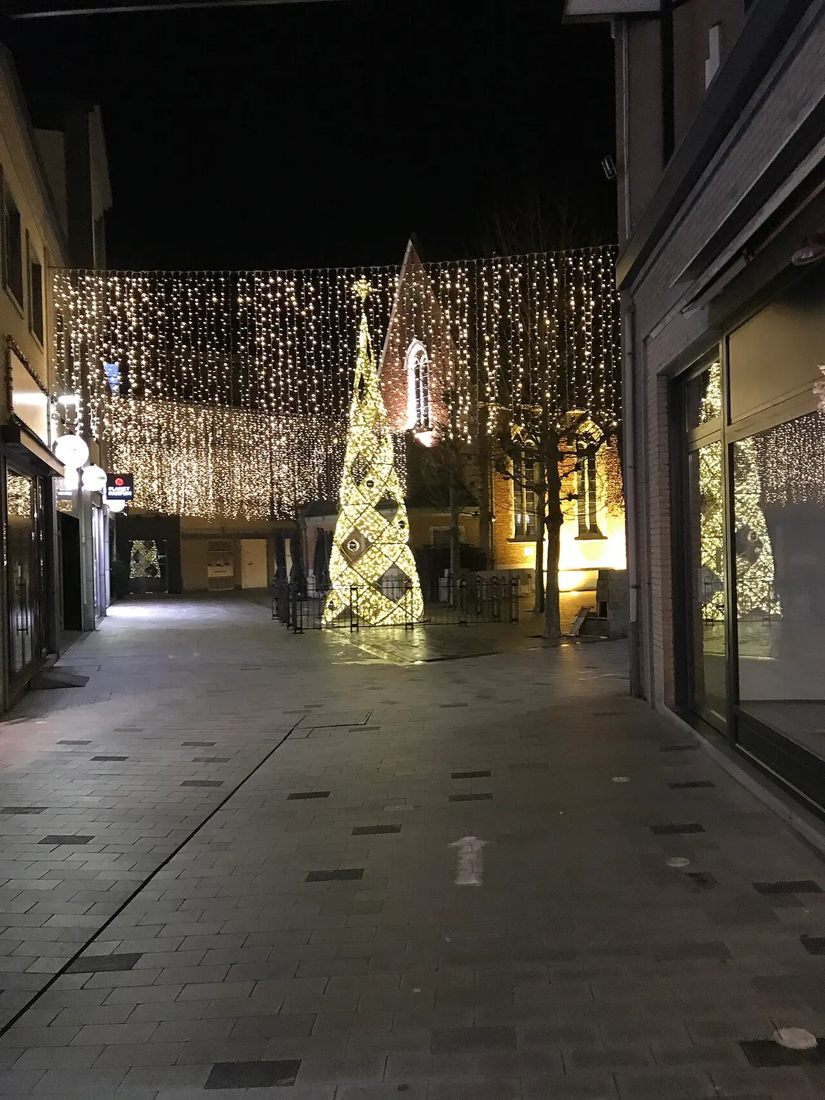 Verlichte kerstboom en lichtgordijnen in de winkelstraten van Aalst