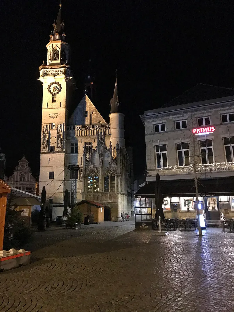 Het belfort van Aalst bij avond in kerstsfeer