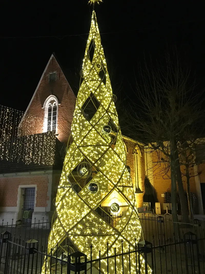 Lichtgevende kerstboom naast de kerk in Aalst