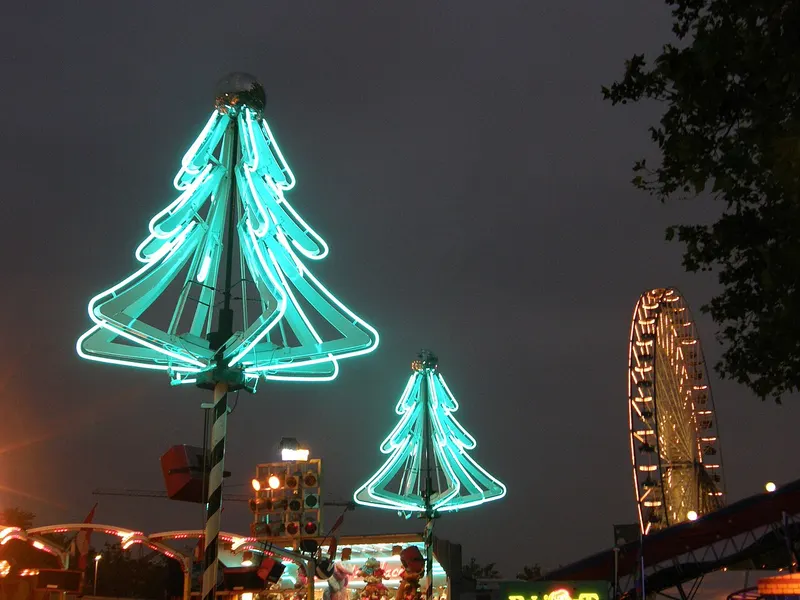 Lichtgevende kerstbomen en reuzenrad op de Antwerpse kerstmarkt