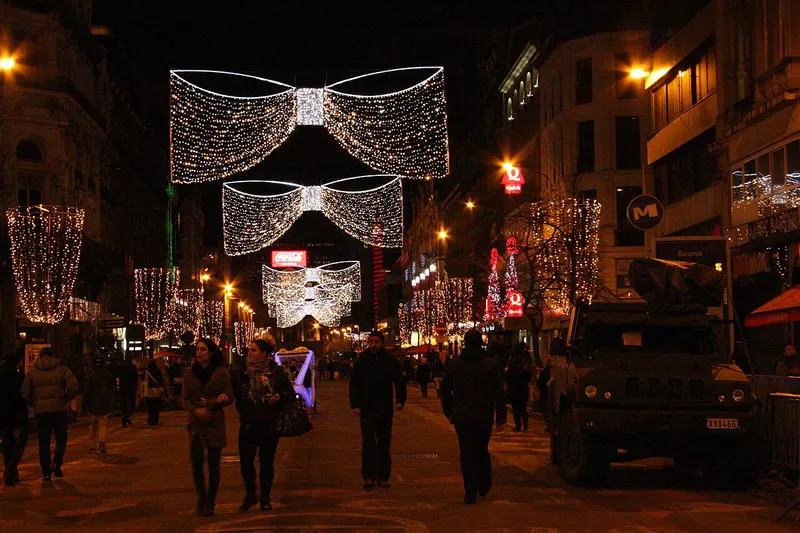 Lichtstrikken boven de Anspachlaan tijdens de Brusselse kerstmarkt